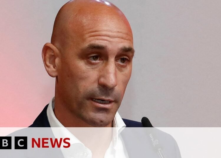 Luis Rubiales: Calls for resignation over Jenni Hermoso kiss – BBC News