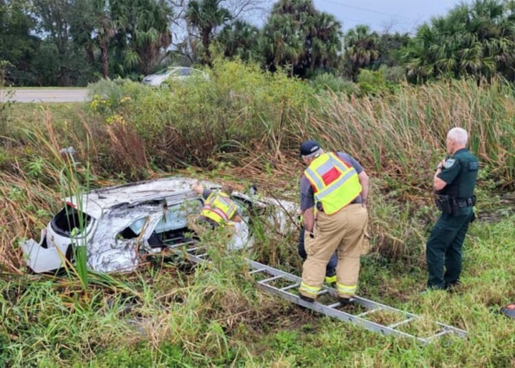 Florida first responders form human chain to ‘save Christmas’ after crash