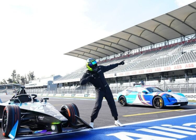 Lightning Bolt electrifies in world record-breaking Formula E race car ...